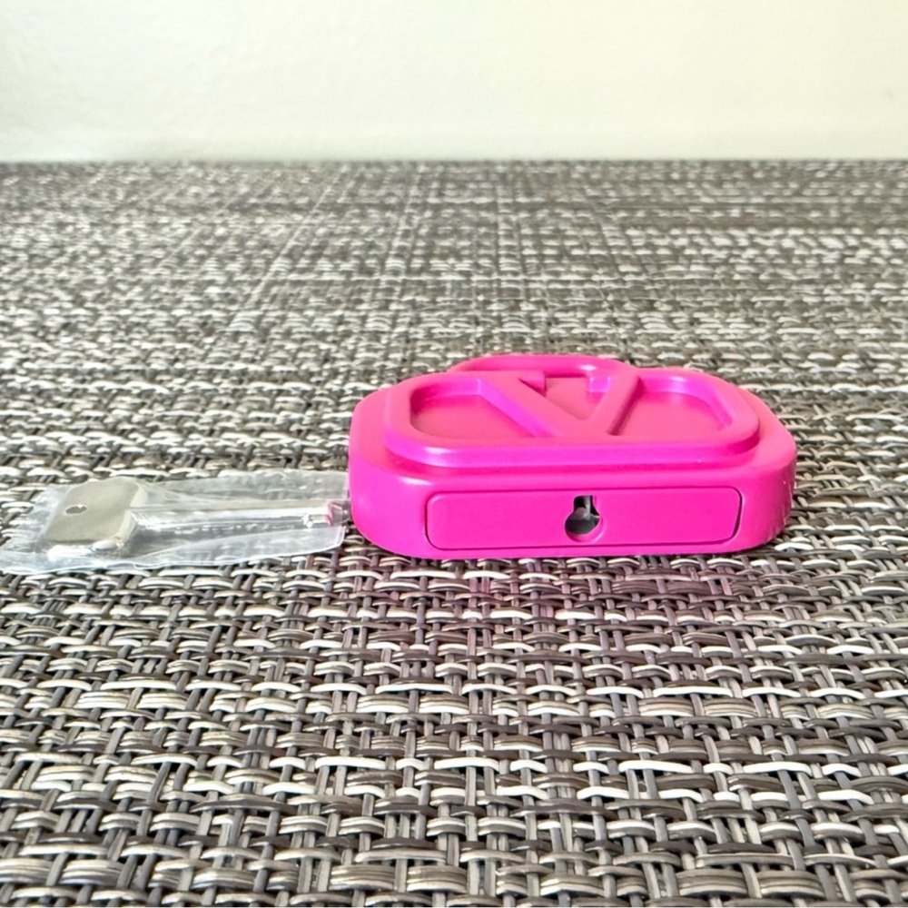 Valentino Pink Pad Lock-New - Picture 3 of 3